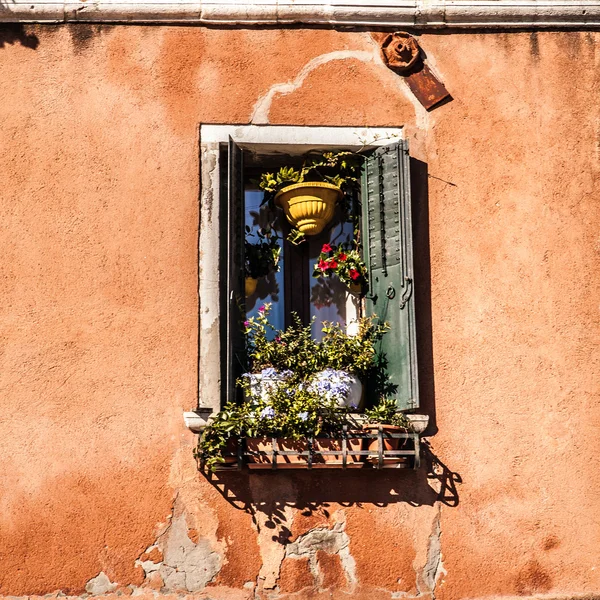 Eski İtalyan geleneksel pencere. — Stok fotoğraf