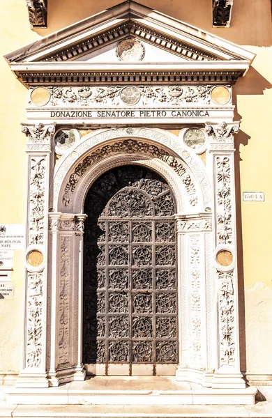 Porta de metal veneziano antigo . — Fotografia de Stock