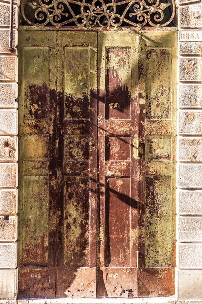 Antigua puerta de madera veneciana . —  Fotos de Stock