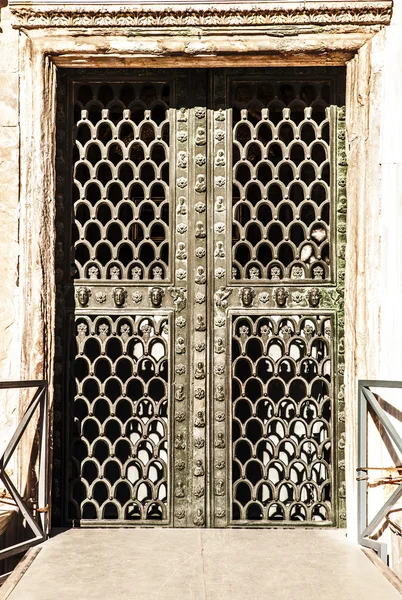 Ancienne porte en métal vénitien . — Photo