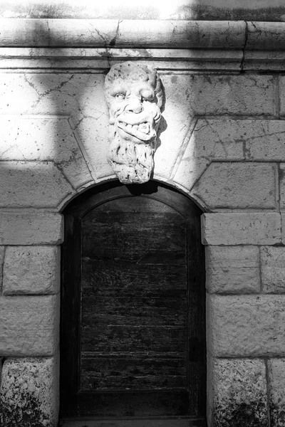 Ancienne porte vénitienne en bois . — Photo