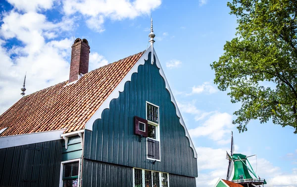Zaandam, Nederländerna - 14 augusti 2016: Traditionella holländska bostadsbyggnader närbild. De allmänna liggande vy av staden byggnad och traditionell holländsk arkitektur. Zaandam - Nederländerna. — Stockfoto