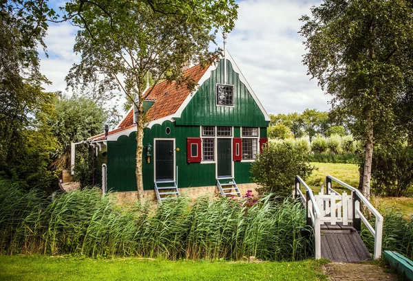 Ζάανταμ, Ολλανδία - 14 Αυγούστου 2016: Παραδοσιακά κτίρια κατοικιών Ολλανδικά close-up. Γενικό τοπίο της πόλης κτιρίου και παραδοσιακά Ολλανδικά αρχιτεκτονική. Ζάανταμ - Ολλανδία. — Φωτογραφία Αρχείου