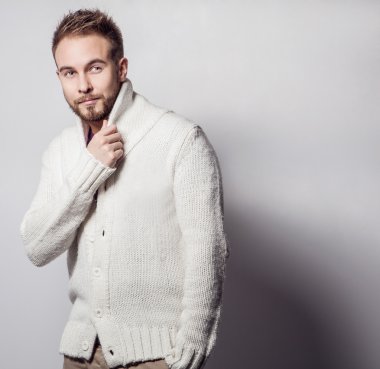 Zarif ve olumlu yakışıklı delikanlı. Studio moda portre.