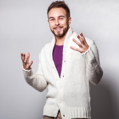 Zarif ve olumlu yakışıklı delikanlı. Studio moda portre.