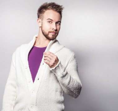 Zarif ve olumlu yakışıklı delikanlı. Studio moda portre.
