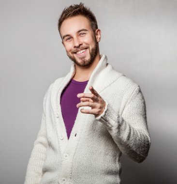 Zarif ve olumlu yakışıklı delikanlı. Studio moda portre.