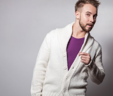 Zarif ve olumlu yakışıklı delikanlı. Studio moda portre.