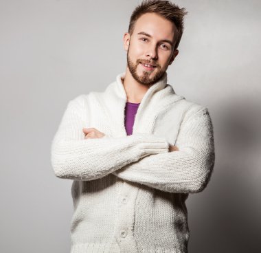 Zarif ve olumlu yakışıklı delikanlı. Studio moda portre.