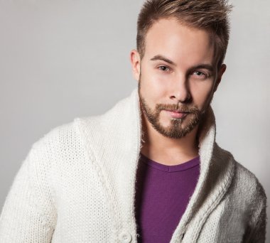 Zarif ve olumlu yakışıklı delikanlı. Studio moda portre.