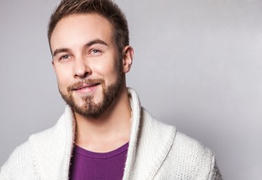 Zarif ve olumlu yakışıklı delikanlı. Studio moda portre.