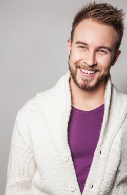 Zarif ve olumlu yakışıklı delikanlı. Studio moda portre.