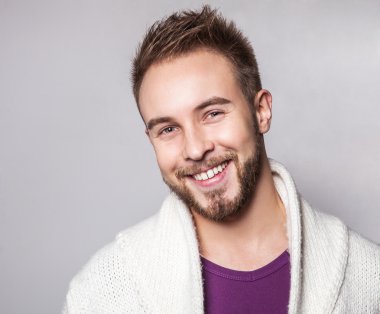 Zarif ve olumlu yakışıklı delikanlı. Studio moda portre.