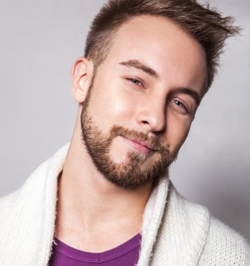 Zarif ve olumlu yakışıklı delikanlı. Studio moda portre.