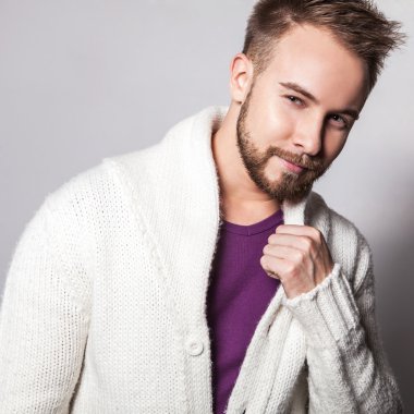 Zarif ve olumlu yakışıklı delikanlı. Studio moda portre.