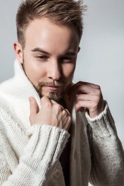 Zarif ve olumlu yakışıklı delikanlı. Studio moda portre.