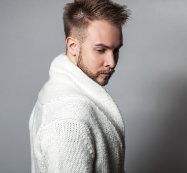 Zarif ve olumlu yakışıklı delikanlı. Studio moda portre.