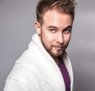 Zarif ve olumlu yakışıklı delikanlı. Studio moda portre.