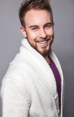 Zarif ve olumlu yakışıklı delikanlı. Studio moda portre.