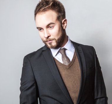 zarif ve olumlu yakışıklı delikanlı kostüm. Studio moda portre.