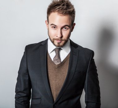 zarif ve olumlu yakışıklı delikanlı kostüm. Studio moda portre.