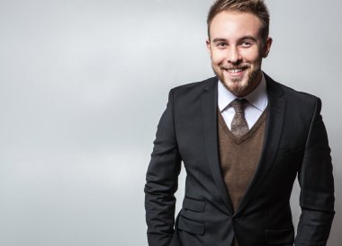 zarif ve olumlu yakışıklı delikanlı kostüm. Studio moda portre.