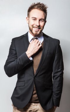 zarif ve olumlu yakışıklı delikanlı kostüm. Studio moda portre.