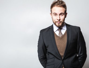 zarif ve olumlu yakışıklı delikanlı kostüm. Studio moda portre.