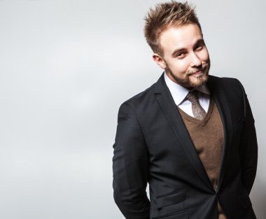 zarif ve olumlu yakışıklı delikanlı kostüm. Studio moda portre.