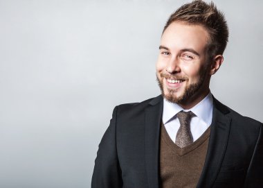 zarif ve olumlu yakışıklı delikanlı kostüm. Studio moda portre.