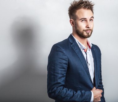 Zarif ve samimi yakışıklı delikanlı kostüm. Studio moda portre.