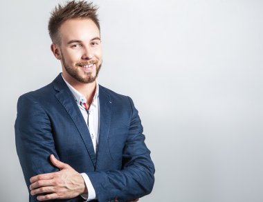 Zarif ve samimi yakışıklı delikanlı kostüm. Studio moda portre.