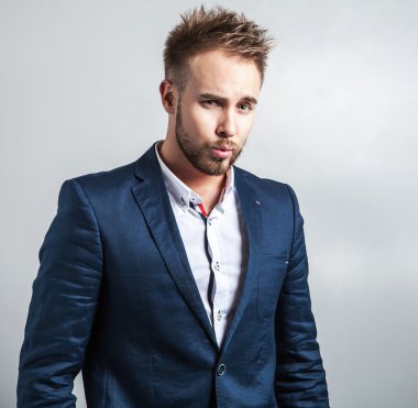 Zarif ve samimi yakışıklı delikanlı kostüm. Studio moda portre.