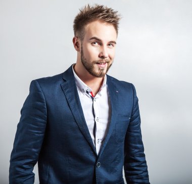 Zarif ve samimi yakışıklı delikanlı kostüm. Studio moda portre.