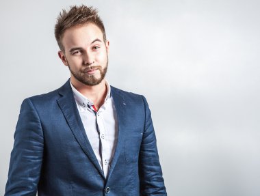 Zarif ve samimi yakışıklı delikanlı kostüm. Studio moda portre.