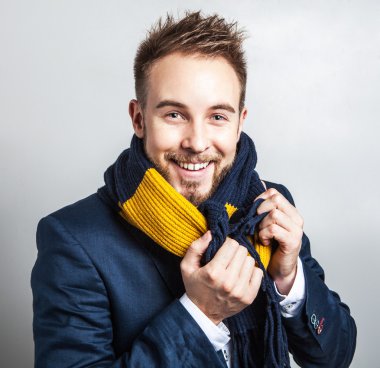 Elegant ve pozitif renkli eşarp genç yakışıklı adam. Studio moda portre.