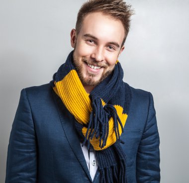 Elegant ve pozitif renkli eşarp genç yakışıklı adam. Studio moda portre.