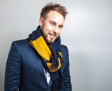 Elegant ve pozitif renkli eşarp genç yakışıklı adam. Studio moda portre.