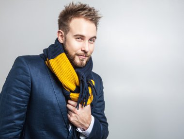 Elegant ve pozitif renkli eşarp genç yakışıklı adam. Studio moda portre.