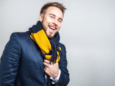 Elegant ve pozitif renkli eşarp genç yakışıklı adam. Studio moda portre.