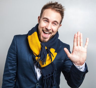 Elegant ve pozitif renkli eşarp genç yakışıklı adam. Studio moda portre.