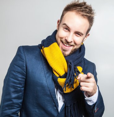 Elegant ve pozitif renkli eşarp genç yakışıklı adam. Studio moda portre.