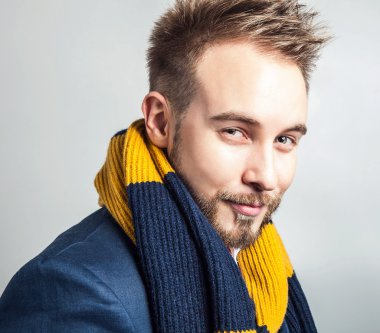 Elegant ve pozitif renkli eşarp genç yakışıklı adam. Studio moda portre.