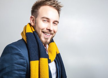 Elegant ve pozitif renkli eşarp genç yakışıklı adam. Studio moda portre.