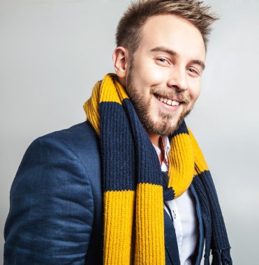 Elegant ve pozitif renkli eşarp genç yakışıklı adam. Studio moda portre.