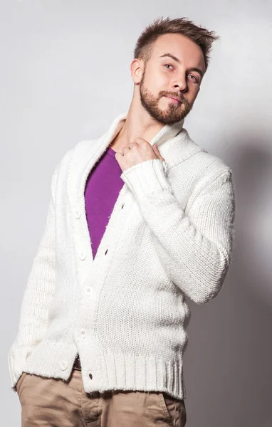 Eleganter und positiver junger gutaussehender Mann. Modeporträt im Studio. — Stockfoto