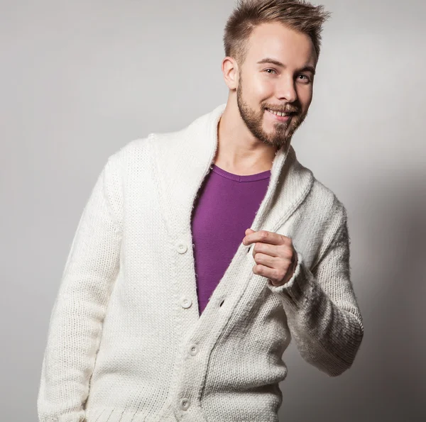 Eleganter und positiver junger gutaussehender Mann. Modeporträt im Studio. — Stockfoto