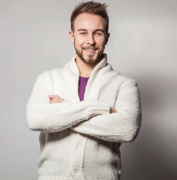 Elegante & homem bonito jovem positivo. Estúdio retrato de moda . — Fotografia de Stock