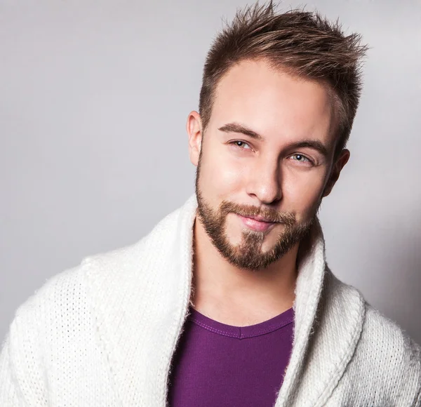 Eleganter und positiver junger gutaussehender Mann. Modeporträt im Studio. — Stockfoto