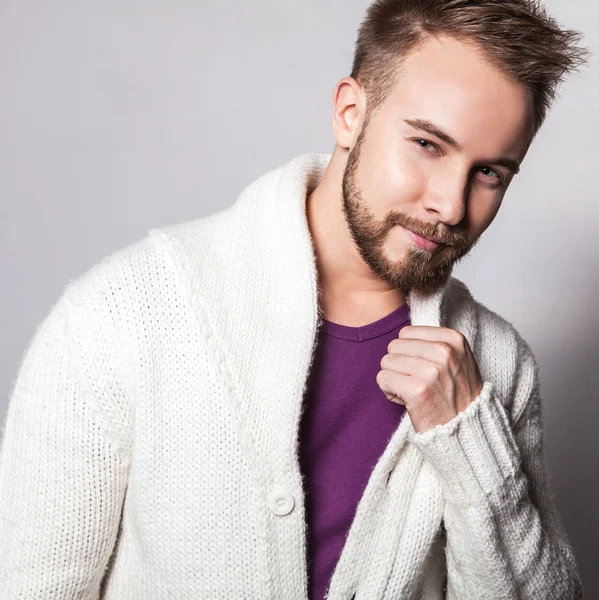 Zarif ve olumlu yakışıklı delikanlı. Studio moda portre.